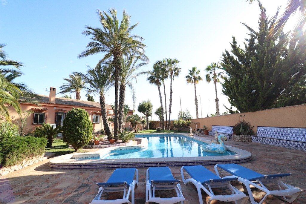 Exterior view in villa for sale in Torrevieja