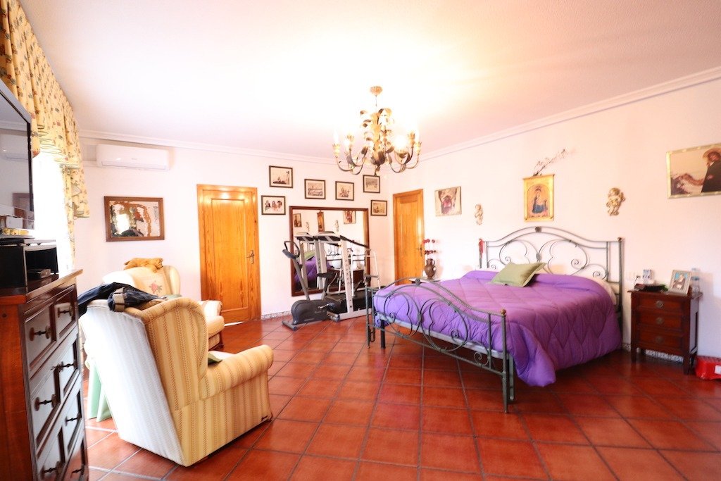 Bedroom in villa for sale in Torrevieja