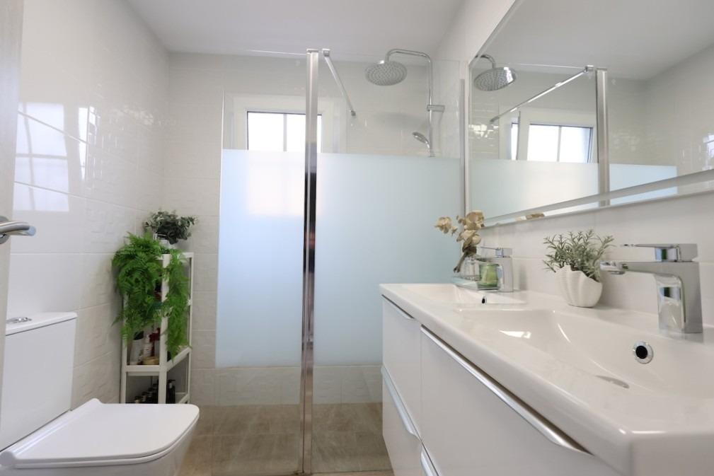Bathroom in villa for sale in San Miguel de Salinas