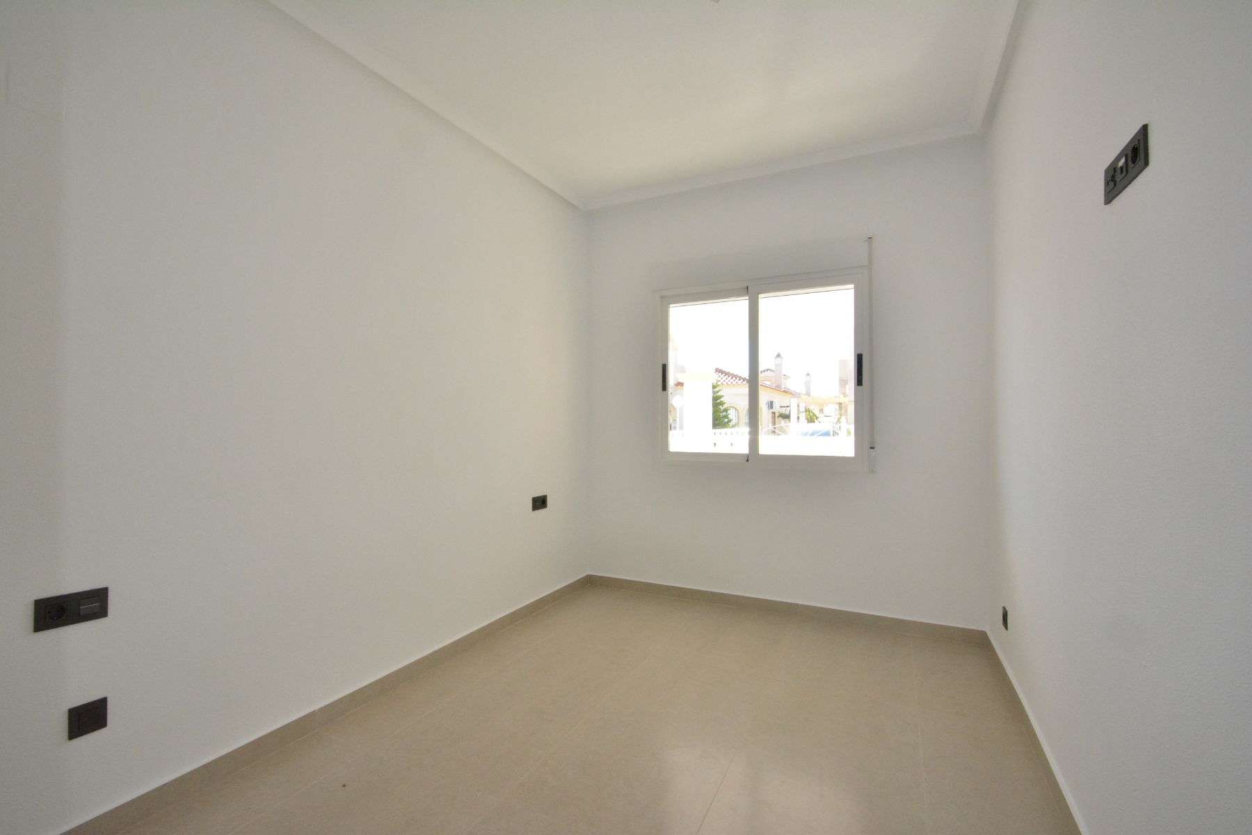 Master bedroom in villa for sale in Algorfa