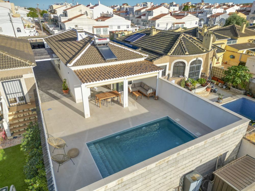 Bedroom in villa for sale in Torrevieja