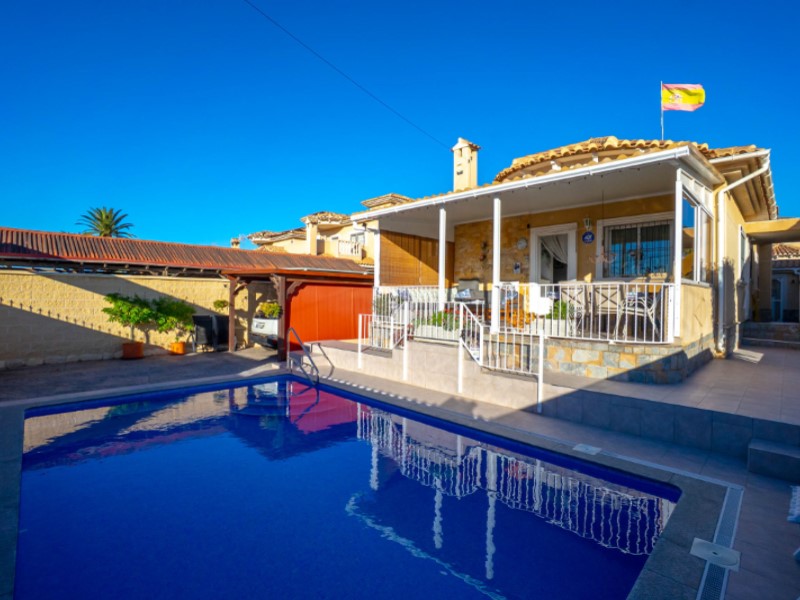 Welcome to this charming and very well-maintained villa in sought-after La Siesta, Torrevieja - an o
