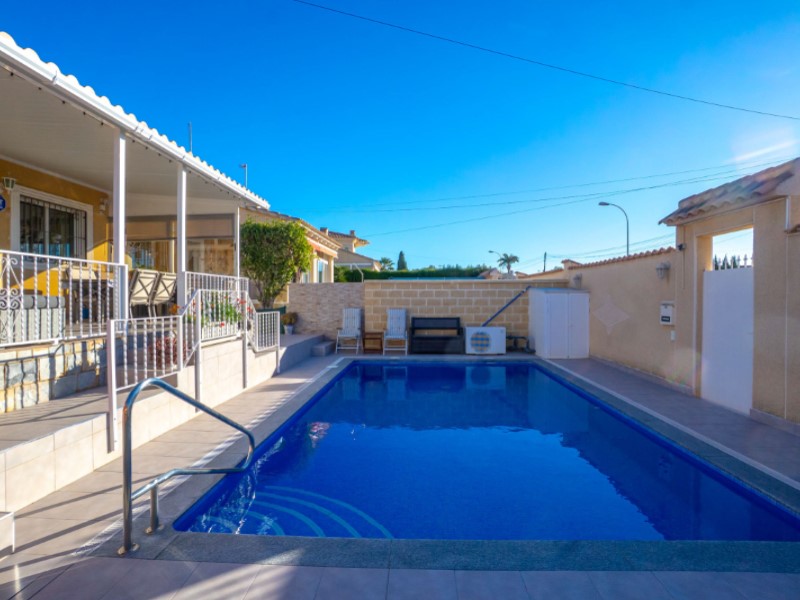 Welcome to this charming and very well-maintained villa in sought-after La Siesta, Torrevieja - an o