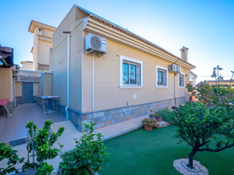 Pool area in villa for sale in Torrevieja
