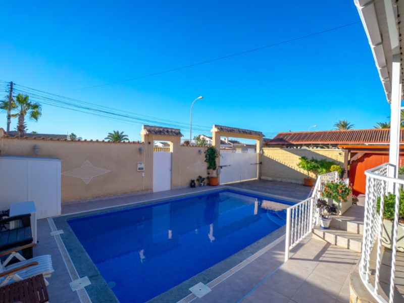 Dining area in villa for sale in Torrevieja