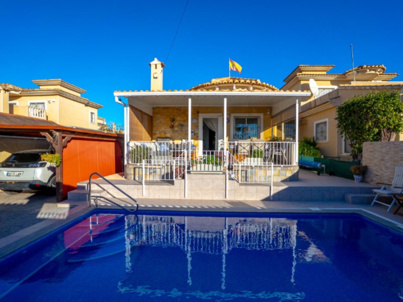 Bedroom in villa for sale in Torrevieja