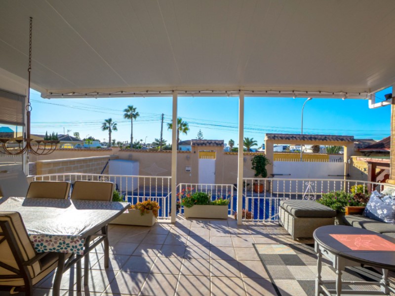 Welcome to this charming and very well-maintained villa in sought-after La Siesta, Torrevieja - an o