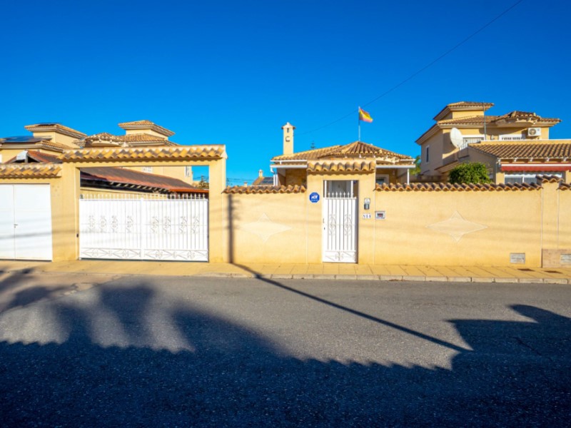 Kitchen in villa for sale in Torrevieja