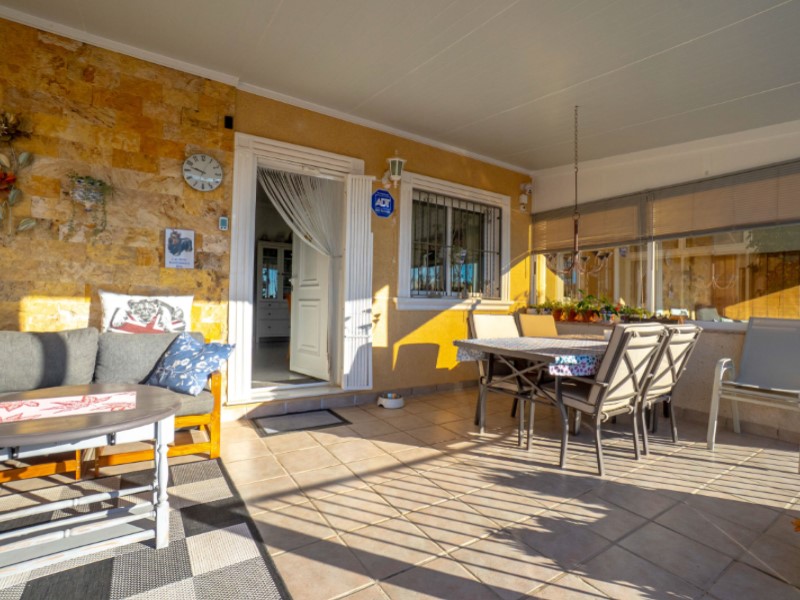 Welcome to this charming and very well-maintained villa in sought-after La Siesta, Torrevieja - an o