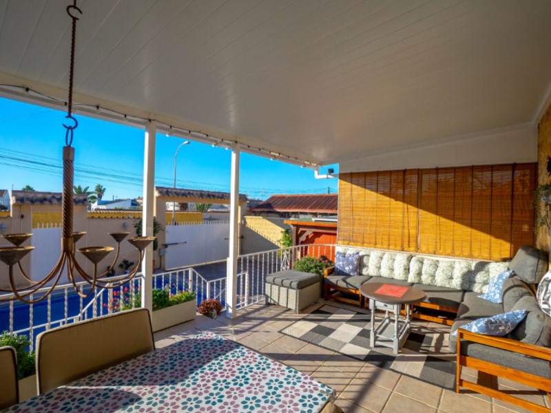 Welcome to this charming and very well-maintained villa in sought-after La Siesta, Torrevieja - an o