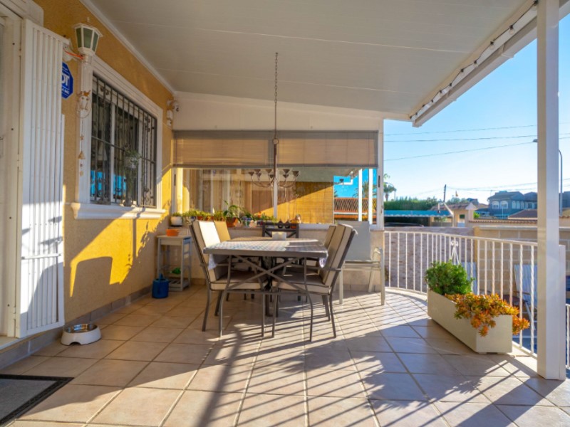 Terrace in villa for sale in Torrevieja