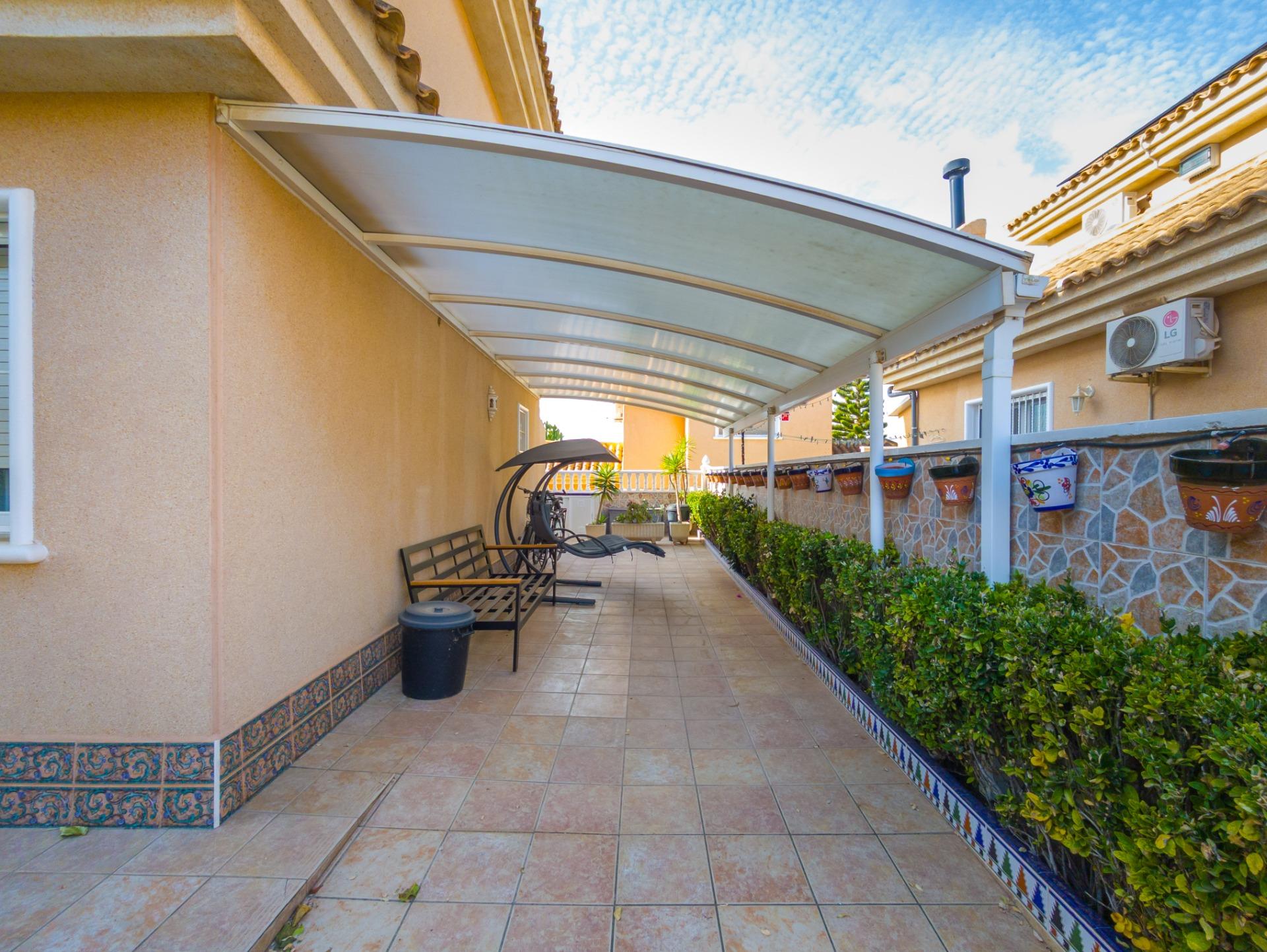 Terrace in villa for sale in Torrevieja
