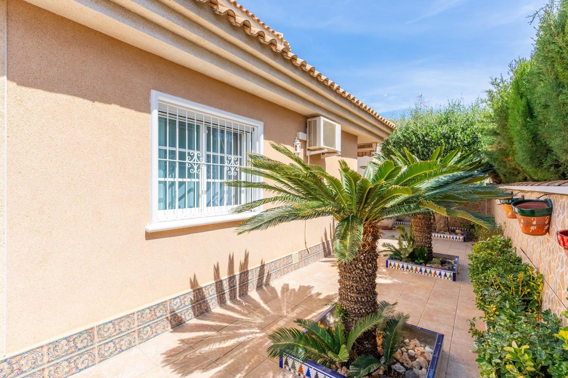 Garden in villa for sale in Torrevieja