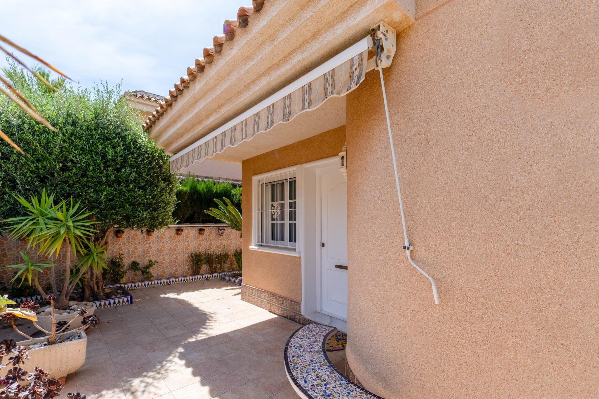 Exterior view in villa for sale in Torrevieja