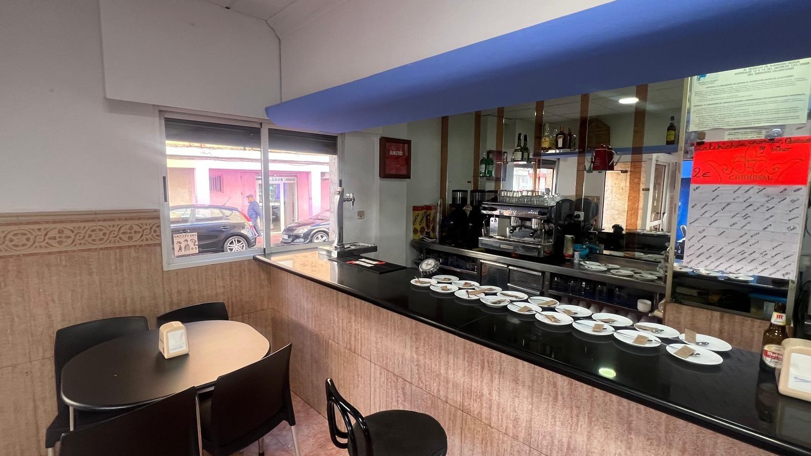 A fully operational bar is for sale in the heart of Torrevieja, a perfect opportunity for anyone loo