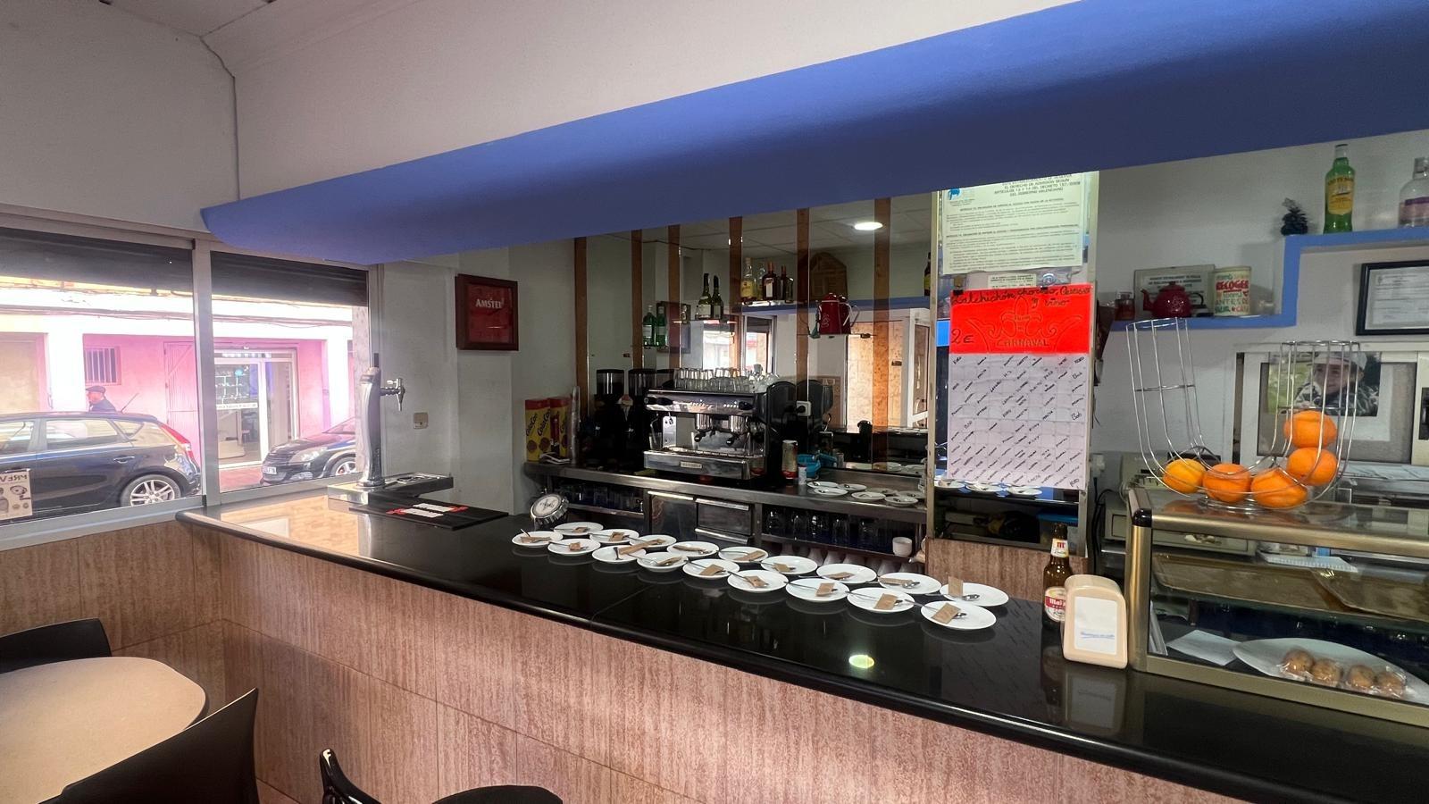 A fully operational bar is for sale in the heart of Torrevieja, a perfect opportunity for anyone loo