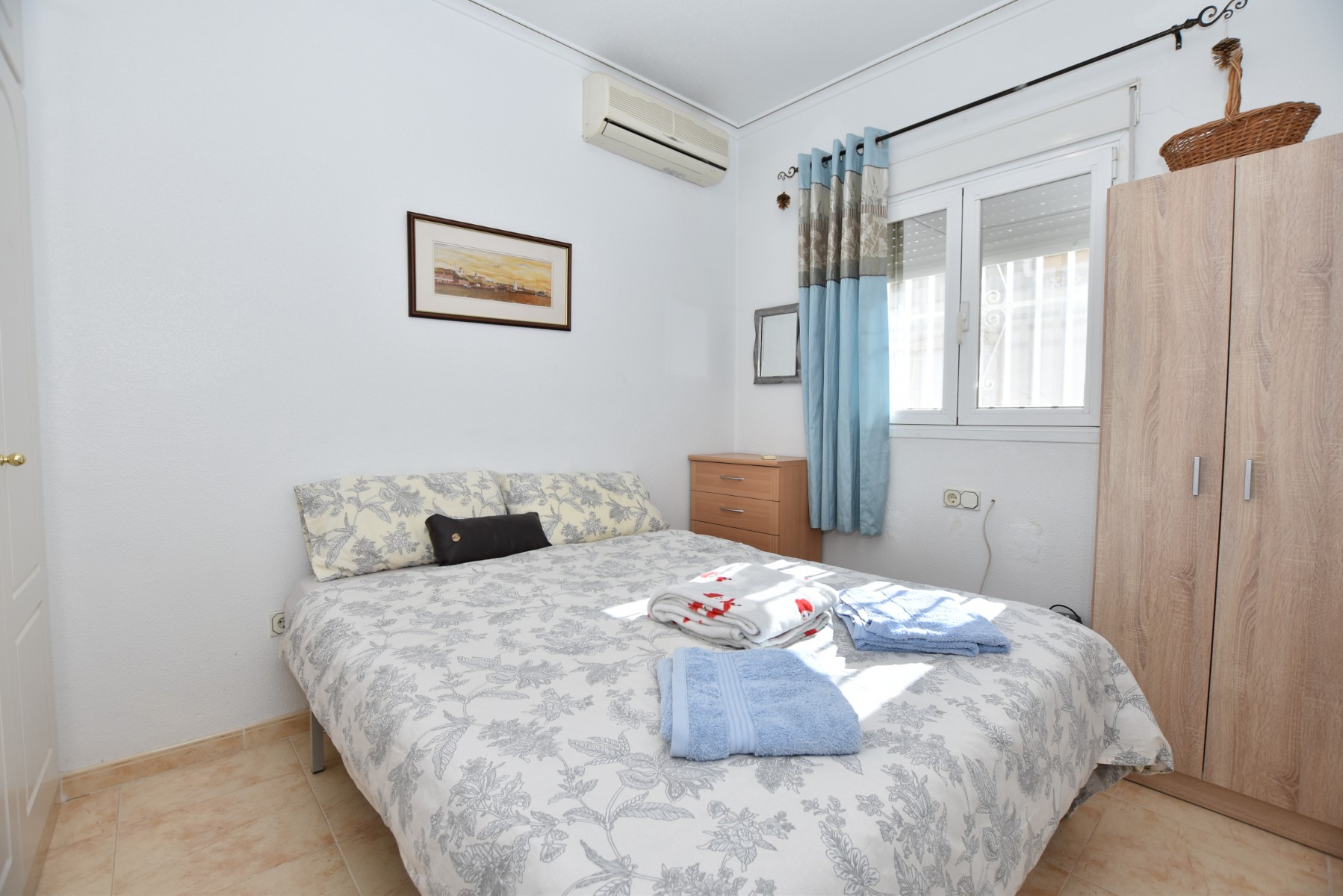 Bedroom in villa for sale in Algorfa