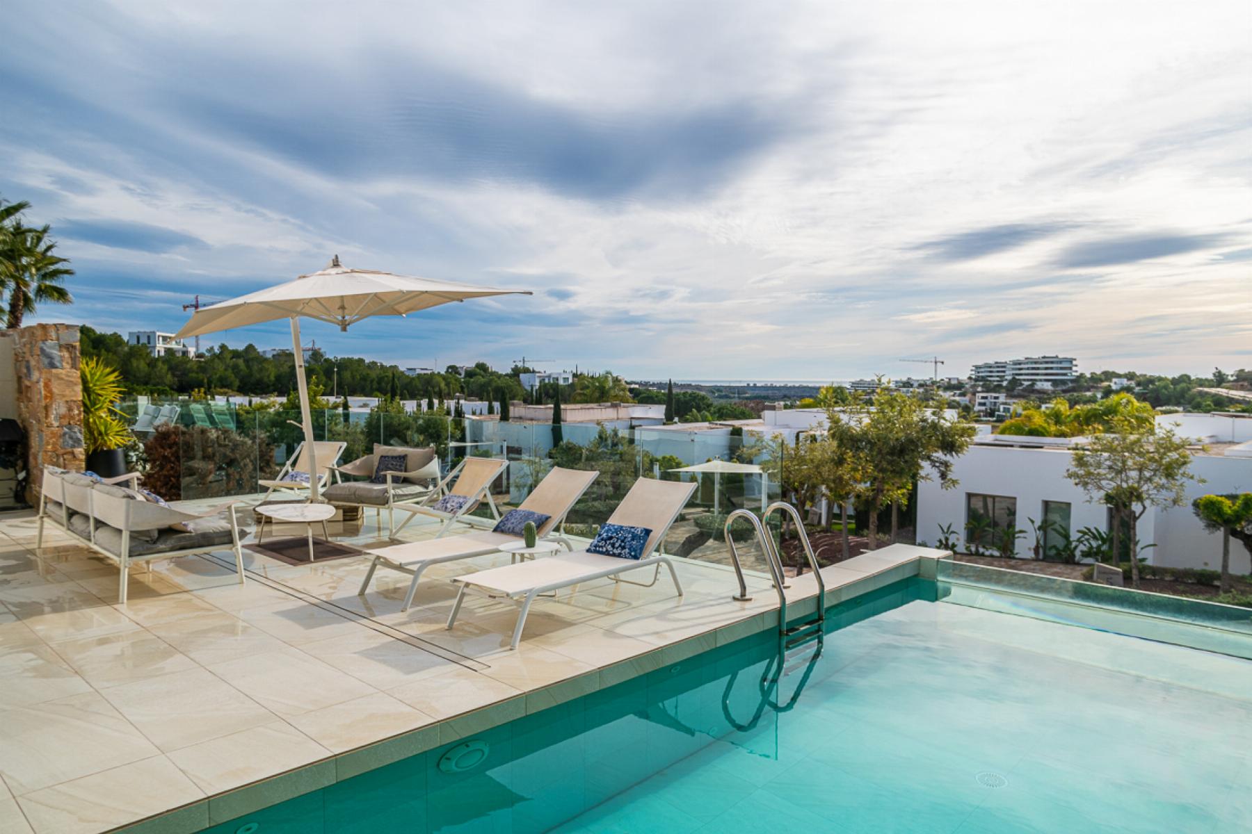 Garden in villa for sale in Orihuela Costa