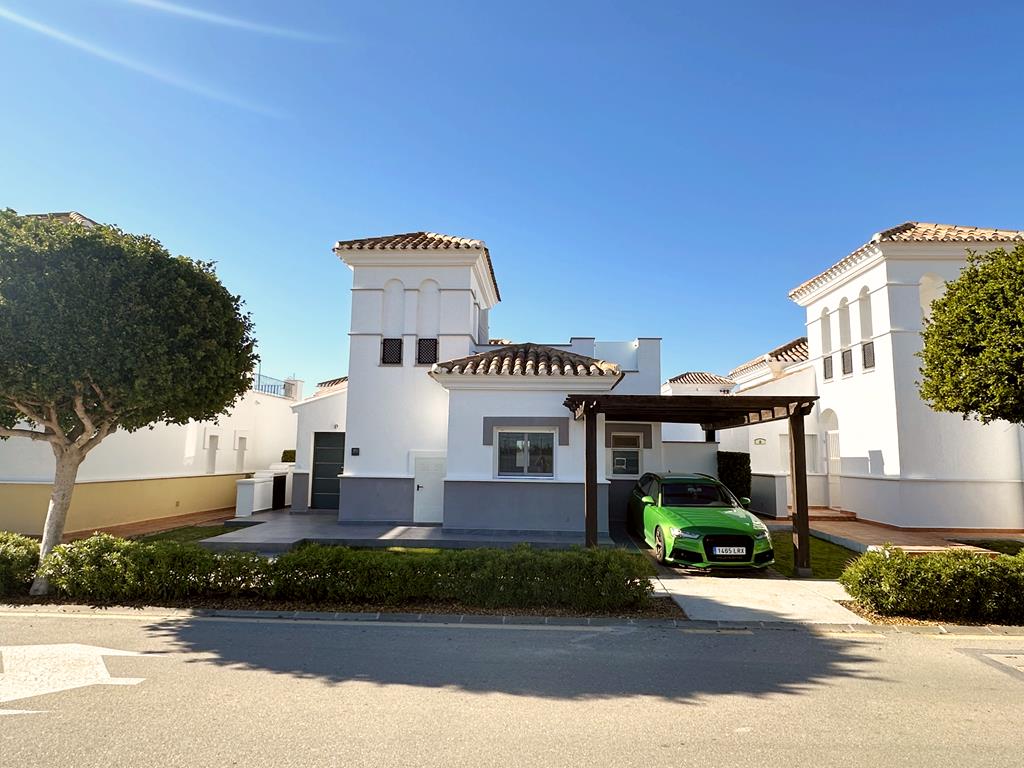 Master bedroom in villa for sale in La Torre Golf Resort