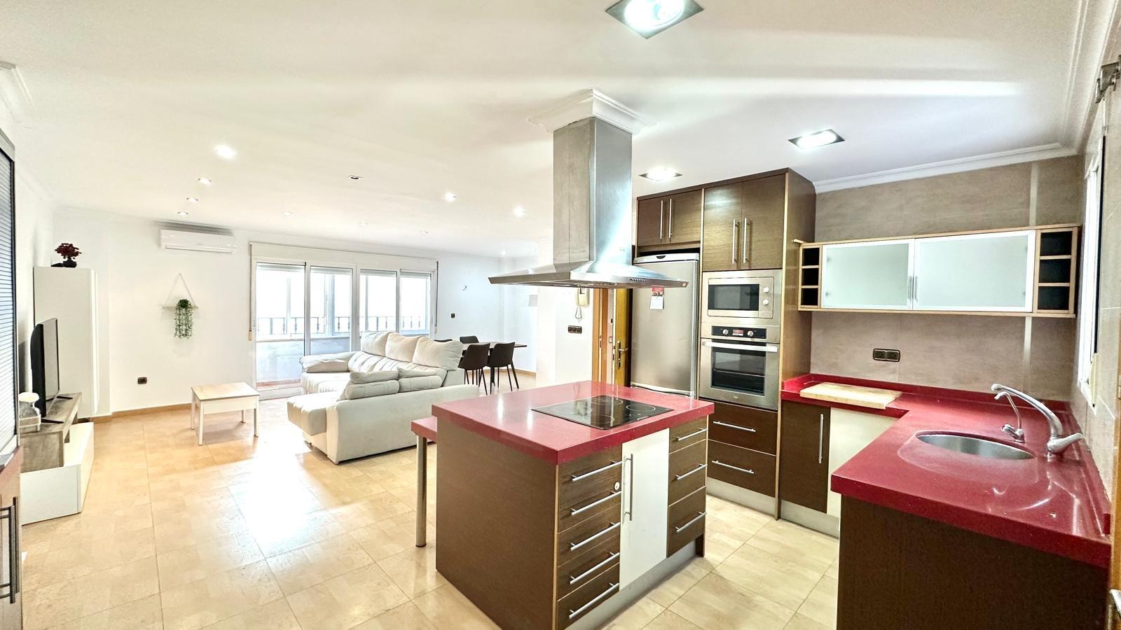 This spectacular flat, located on Calle Calera just 900 metres from the beach, offers a unique oppor