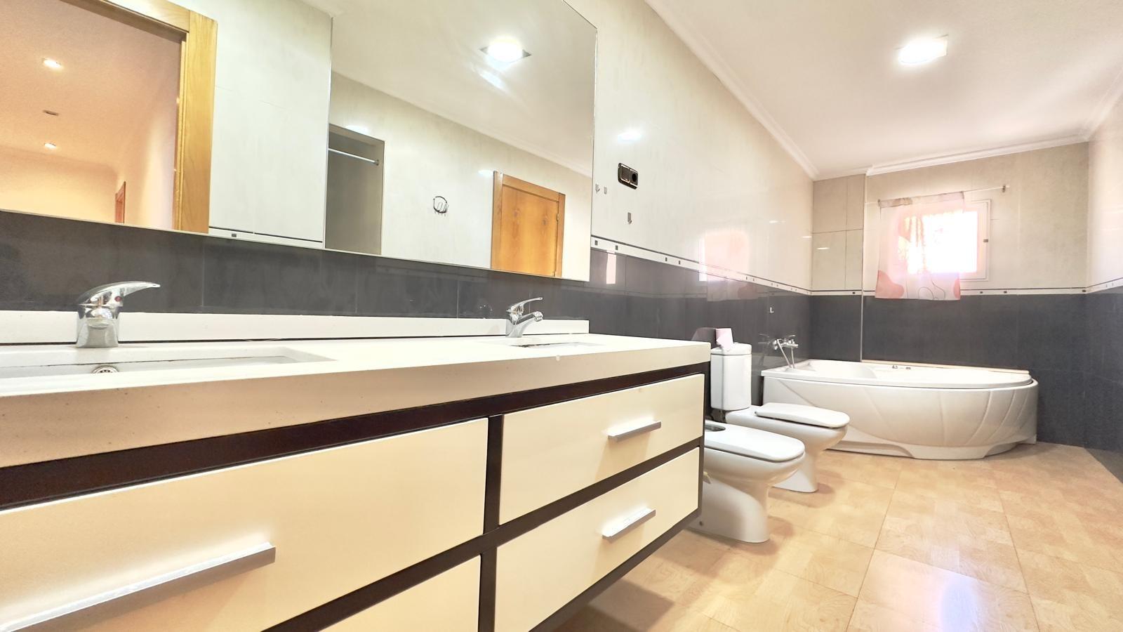 Master bedroom in apartment for sale in Torrevieja