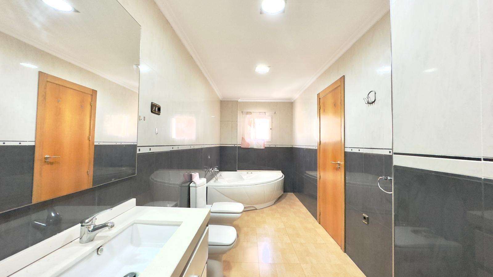 Master bedroom in apartment for sale in Torrevieja