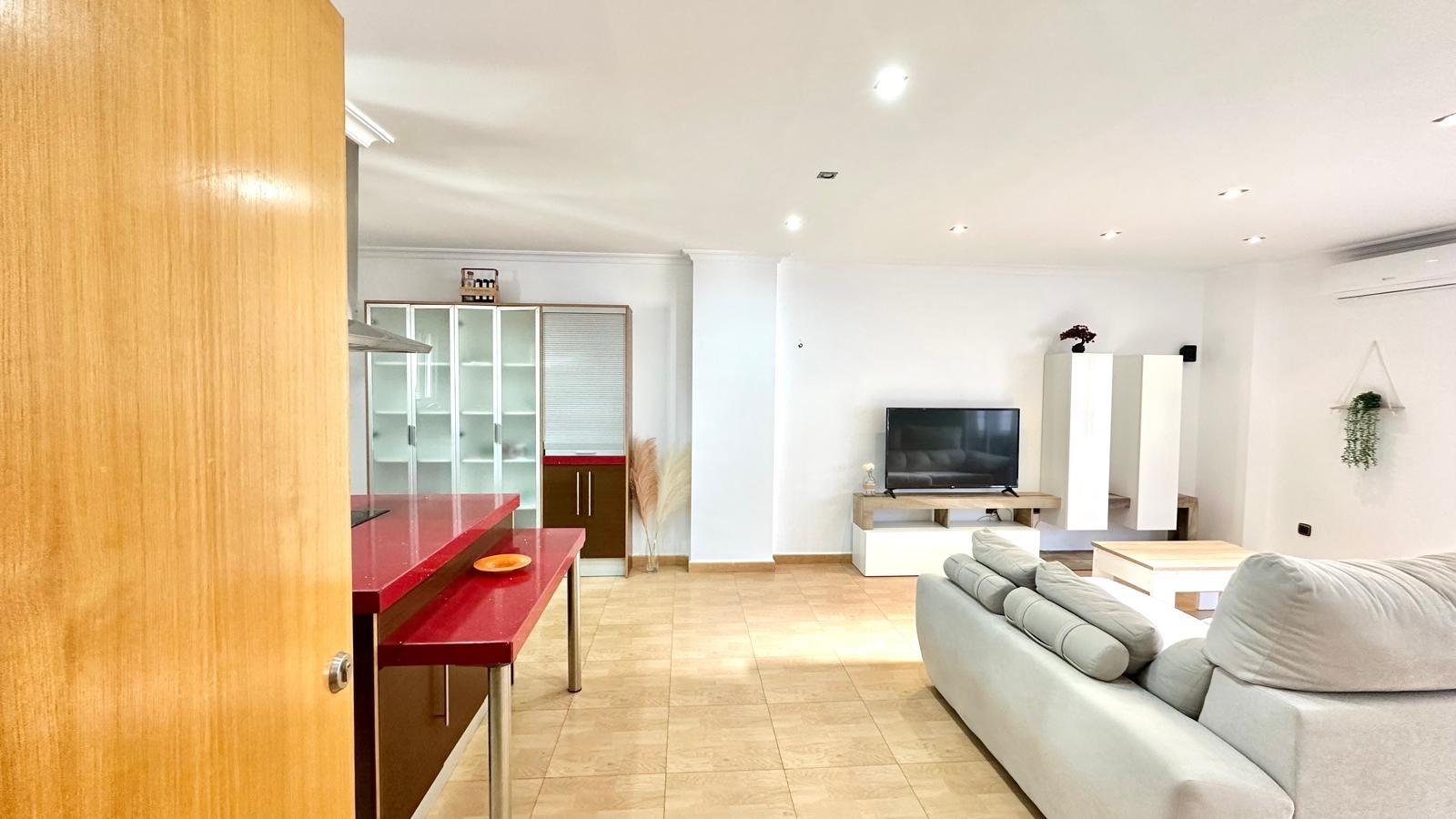 This spectacular flat, located on Calle Calera just 900 metres from the beach, offers a unique oppor