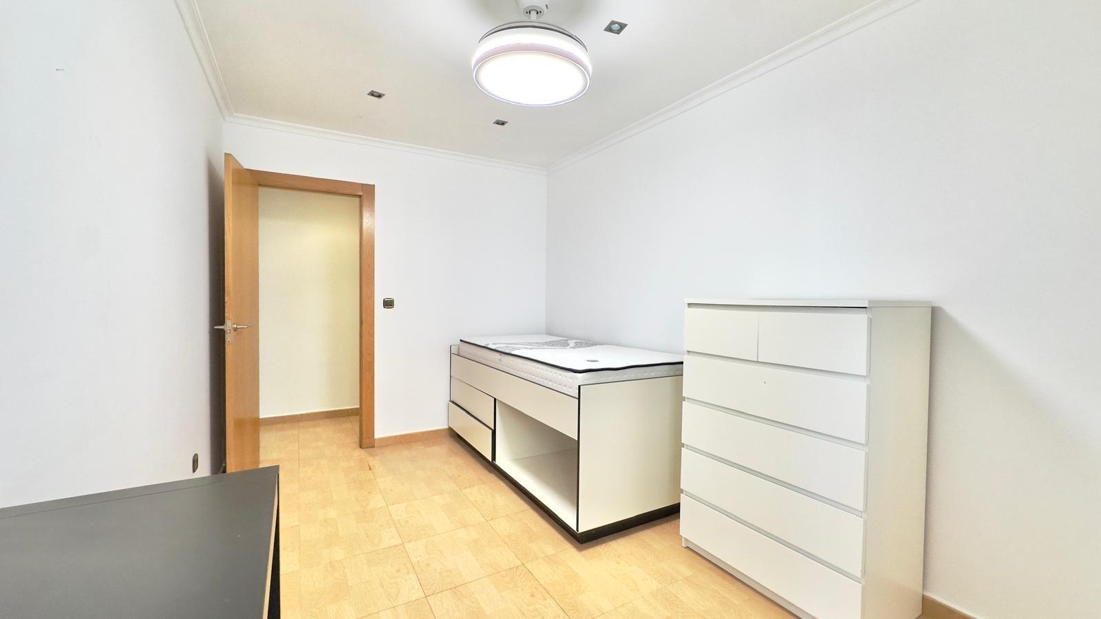 This spectacular flat, located on Calle Calera just 900 metres from the beach, offers a unique oppor