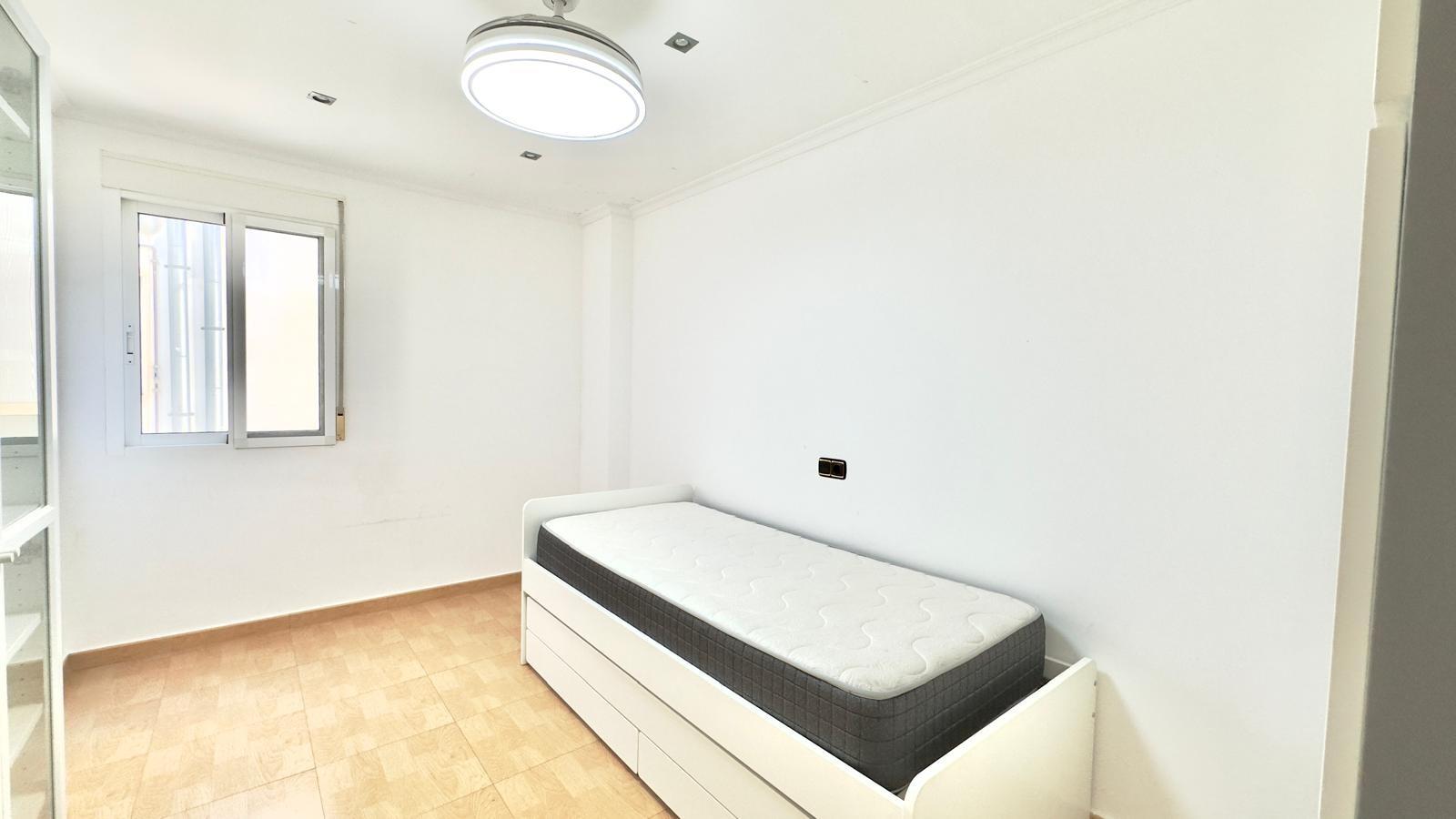 Bedroom in apartment for sale in Torrevieja