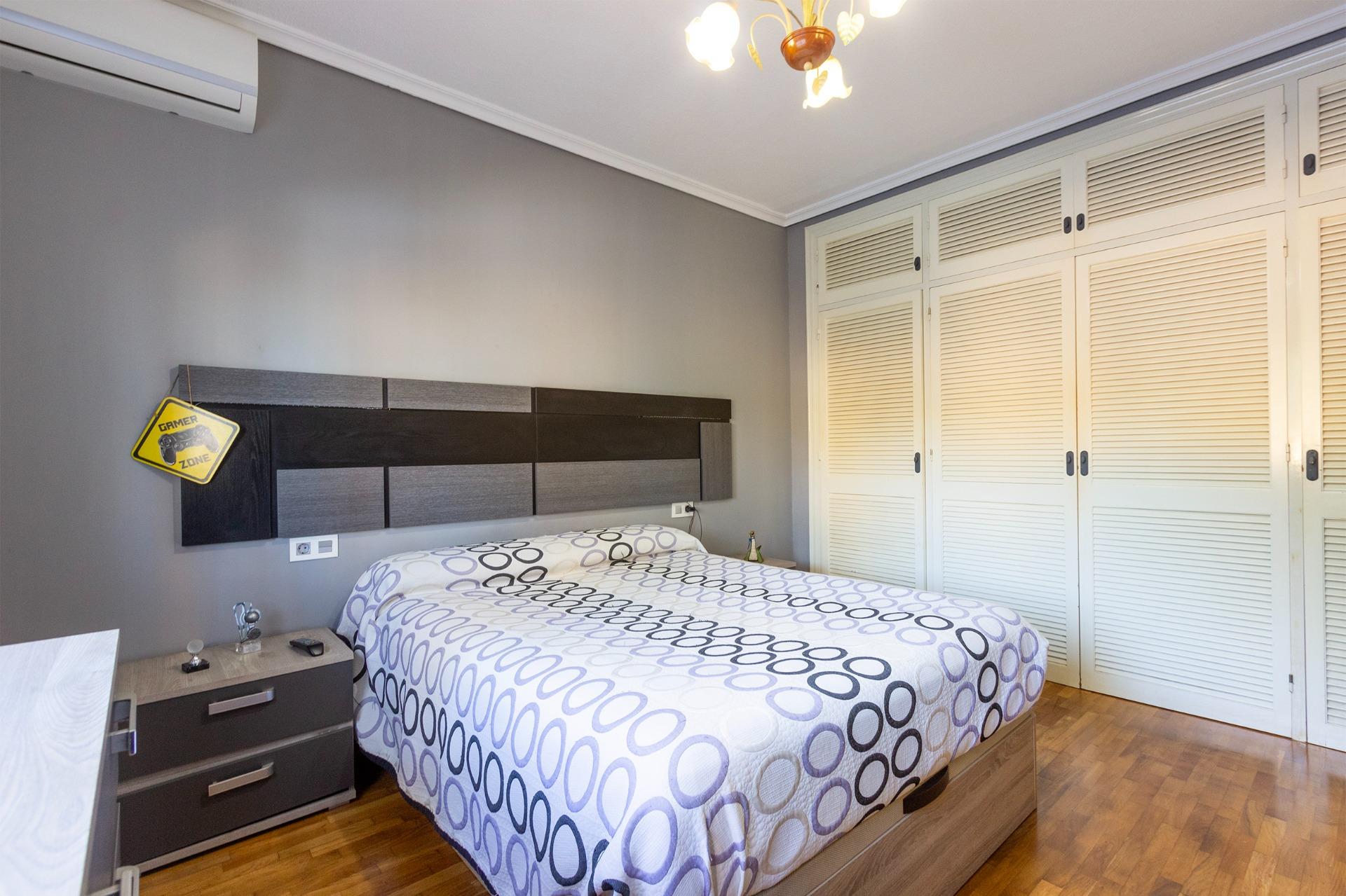 Bedroom in villa for sale in Torrevieja