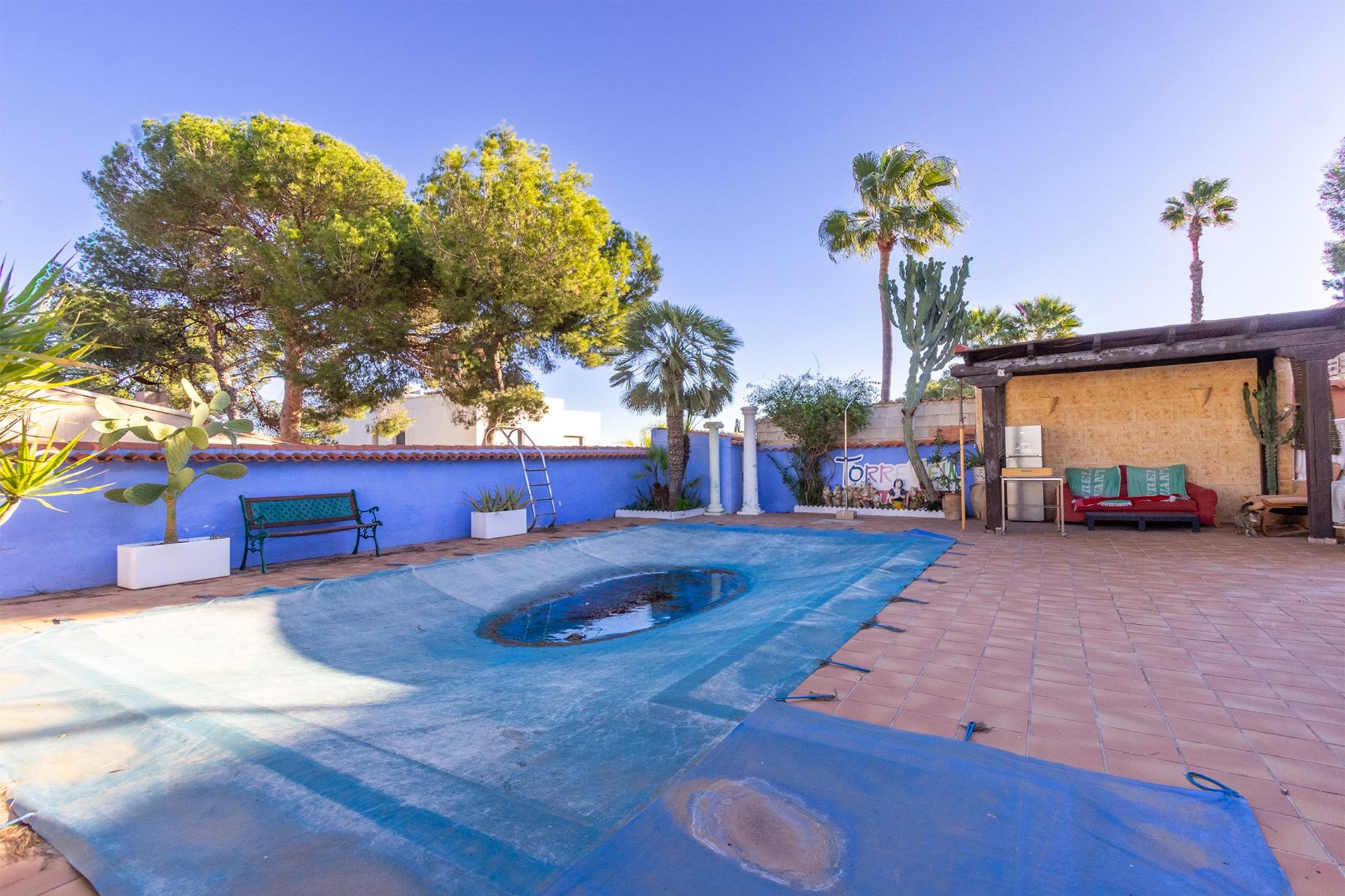 Bedrooms: 4, Bathrooms: 3, Villa in Torrevieja, Alicante, Spain