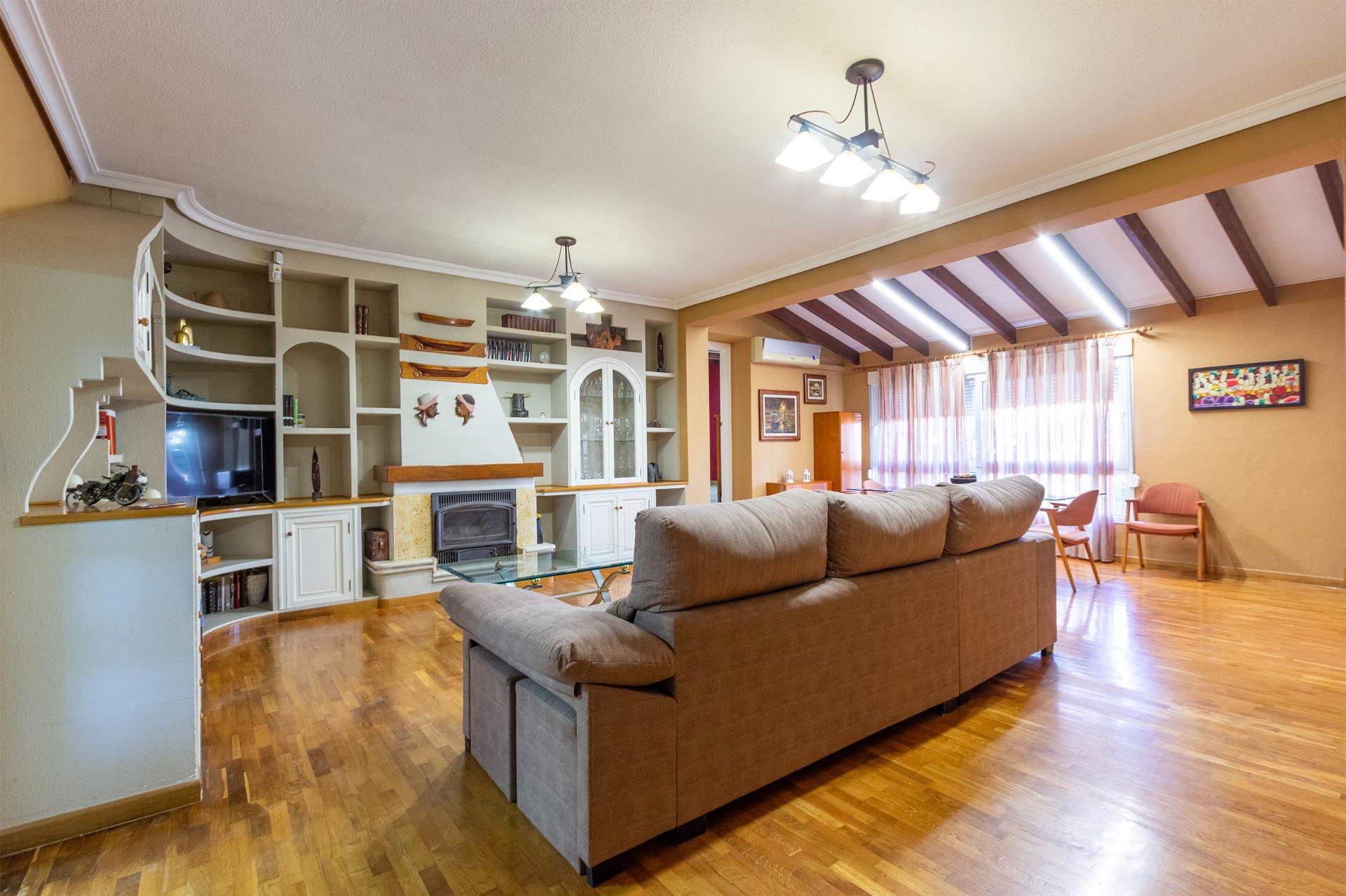 Bedrooms: 4, Bathrooms: 3, Villa in Torrevieja, Alicante, Spain