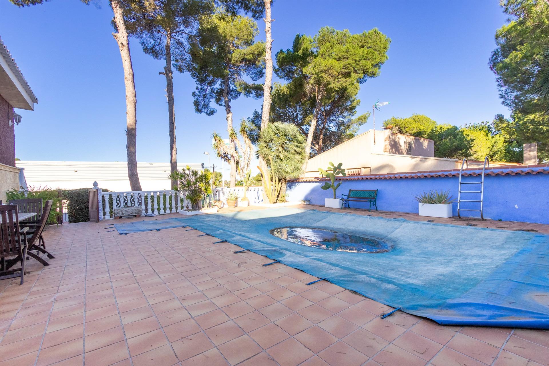 Terrace in villa for sale in Torrevieja