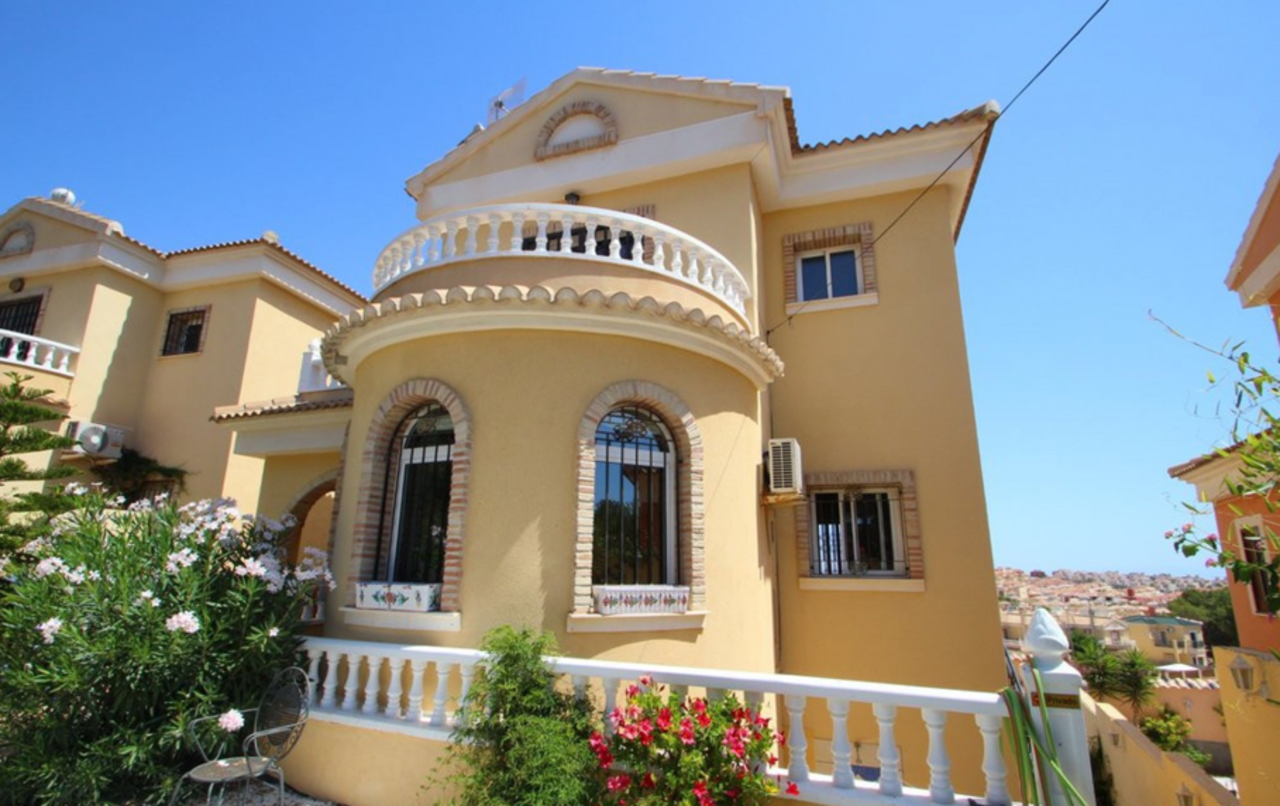 Living room in villa for sale in Villamartin