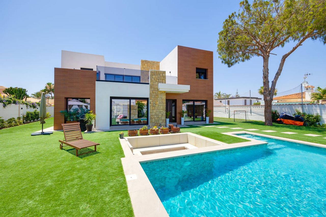 ✨ Ultra-Luxury Contemporary Villa | Torreta Florida, TorreviejaAn exceptional detached villa in the