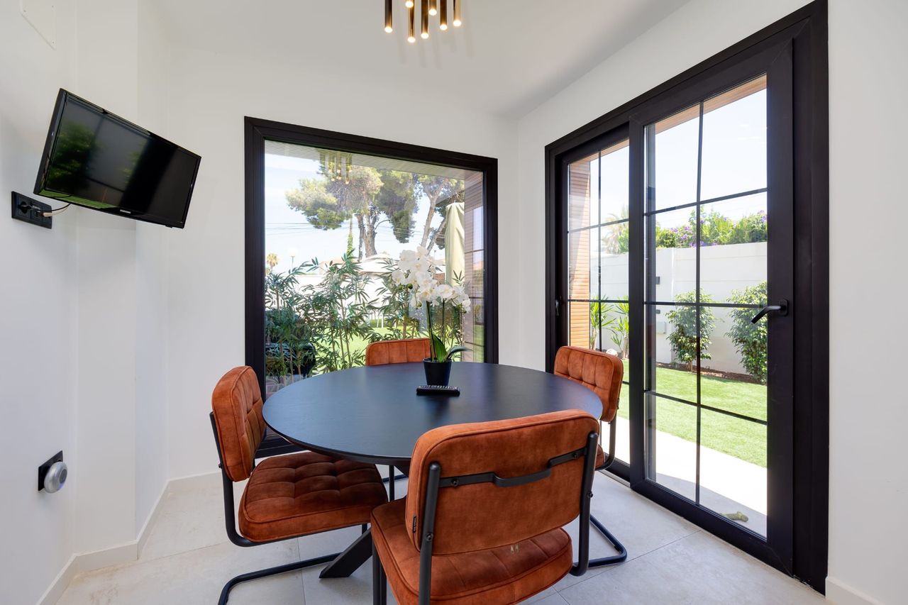 Master bedroom in villa for sale in Torrevieja