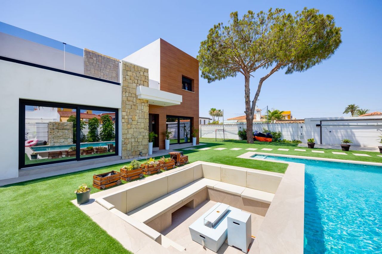 ✨ Ultra-Luxury Contemporary Villa | Torreta Florida, TorreviejaAn exceptional detached villa in the