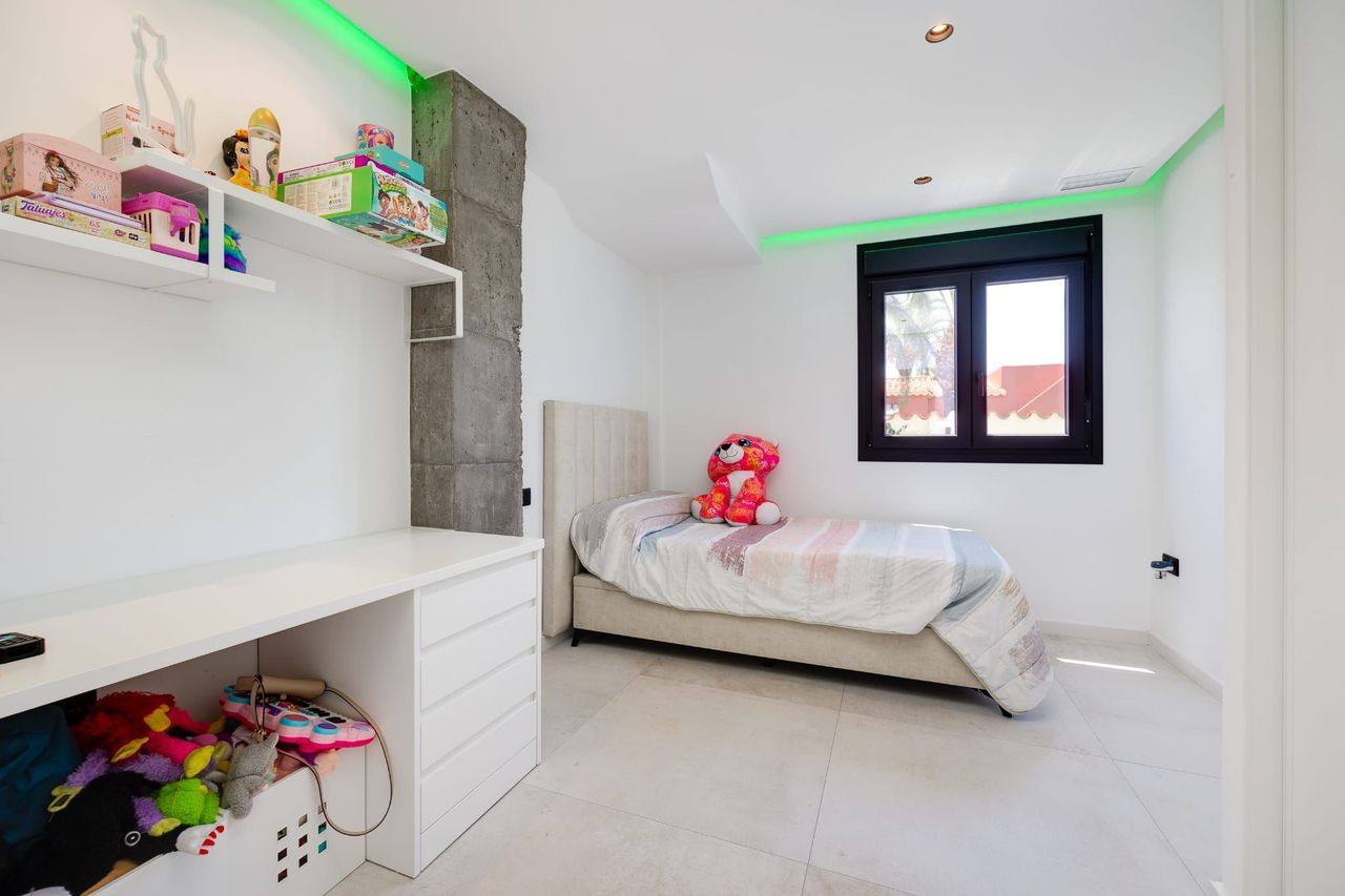 Master bedroom in villa for sale in Torrevieja