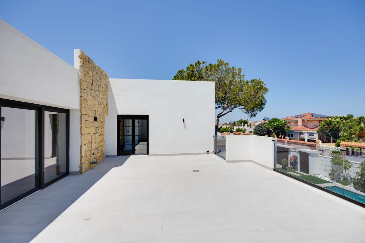 Garden in villa for sale in Torrevieja