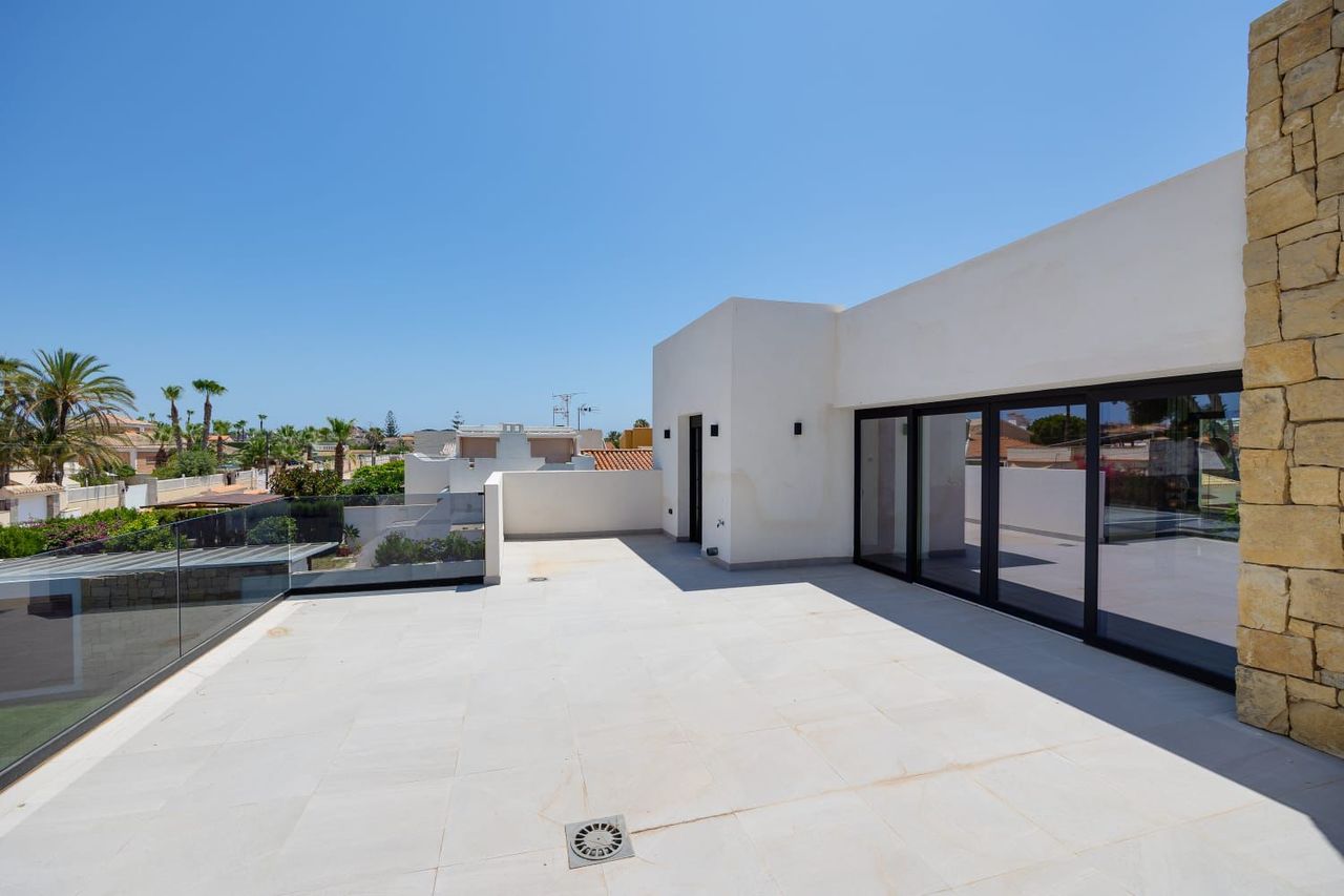 Bedroom in villa for sale in Torrevieja