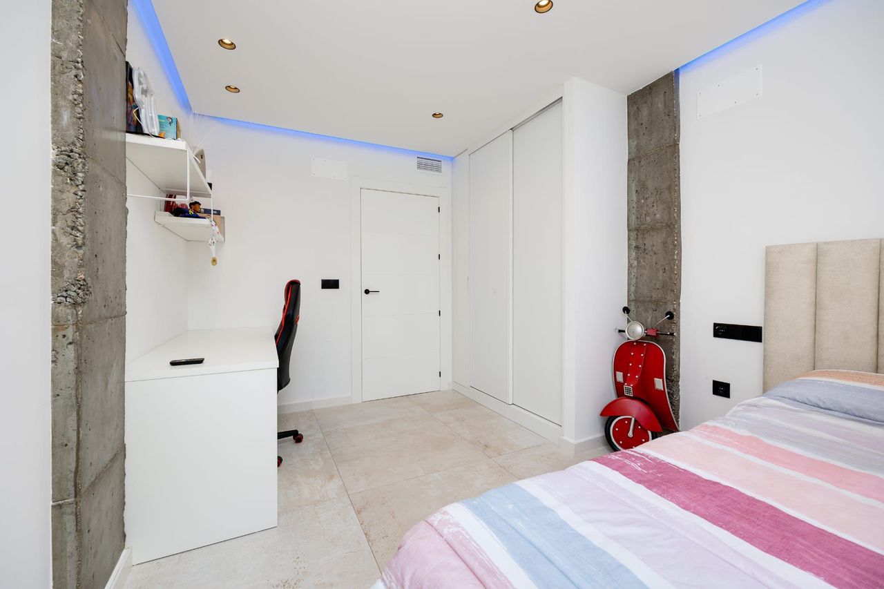 Master bedroom in villa for sale in Torrevieja