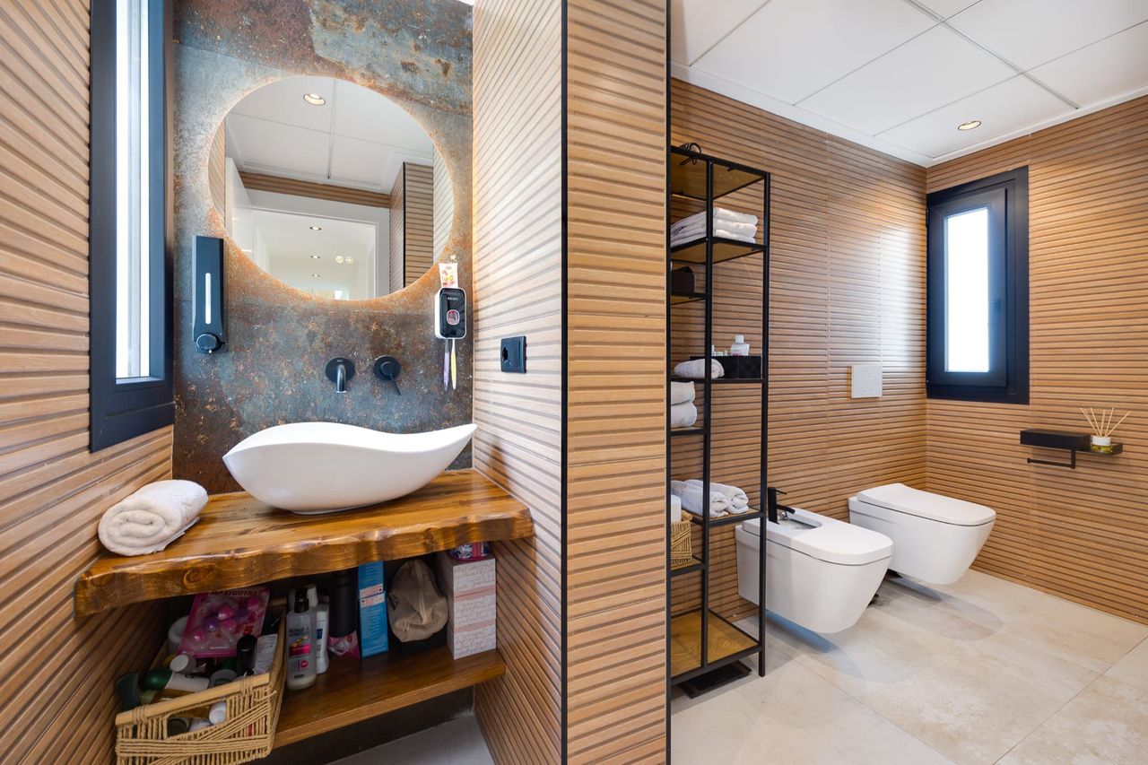 Bathroom in villa for sale in Torrevieja