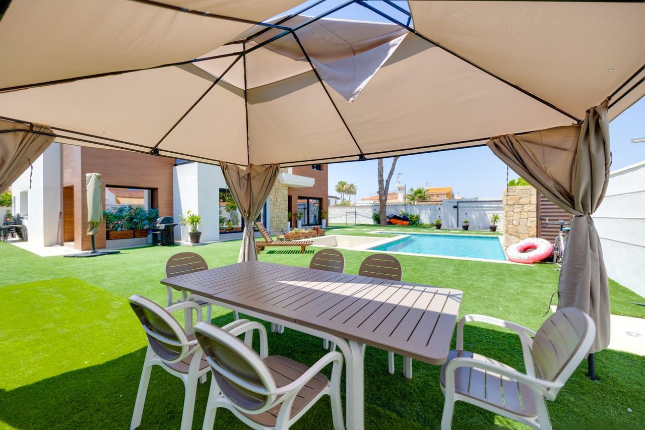 ✨ Ultra-Luxury Contemporary Villa | Torreta Florida, TorreviejaAn exceptional detached villa in the