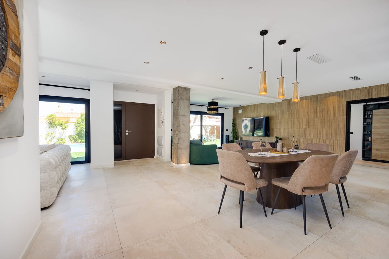 Dining area in villa for sale in Torrevieja