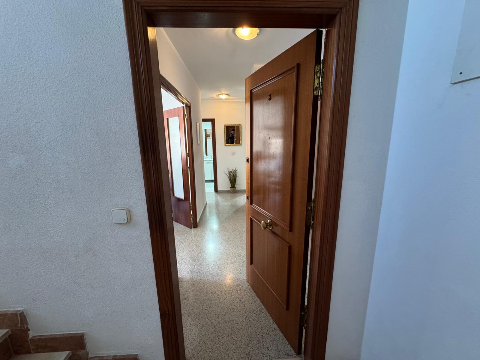We present this spacious 100 m² apartment in San Miguel de Salinas, a property in good condition, id