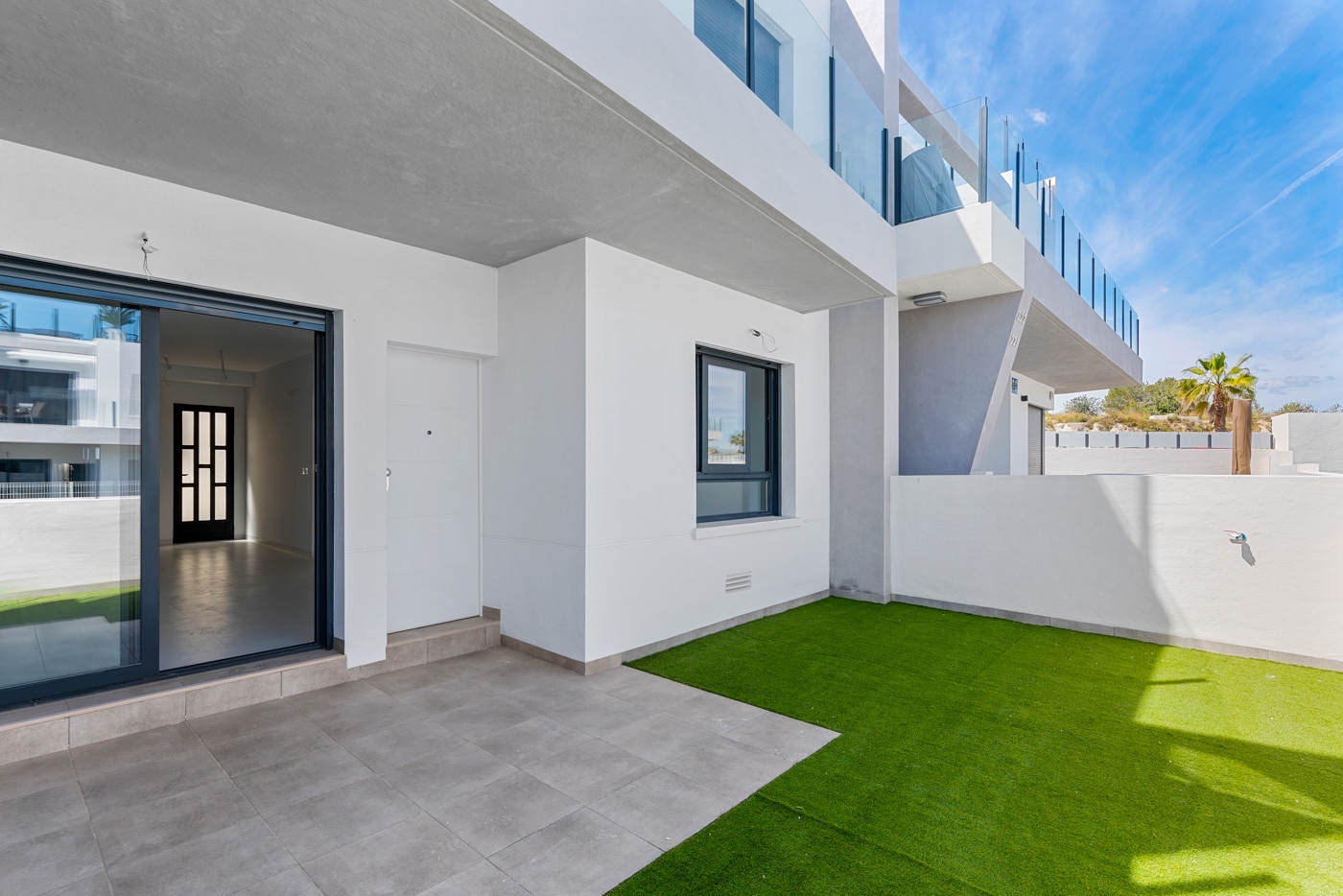 Come see this recently completed, practically brand-new ground-floor flat in the charming town of Sa