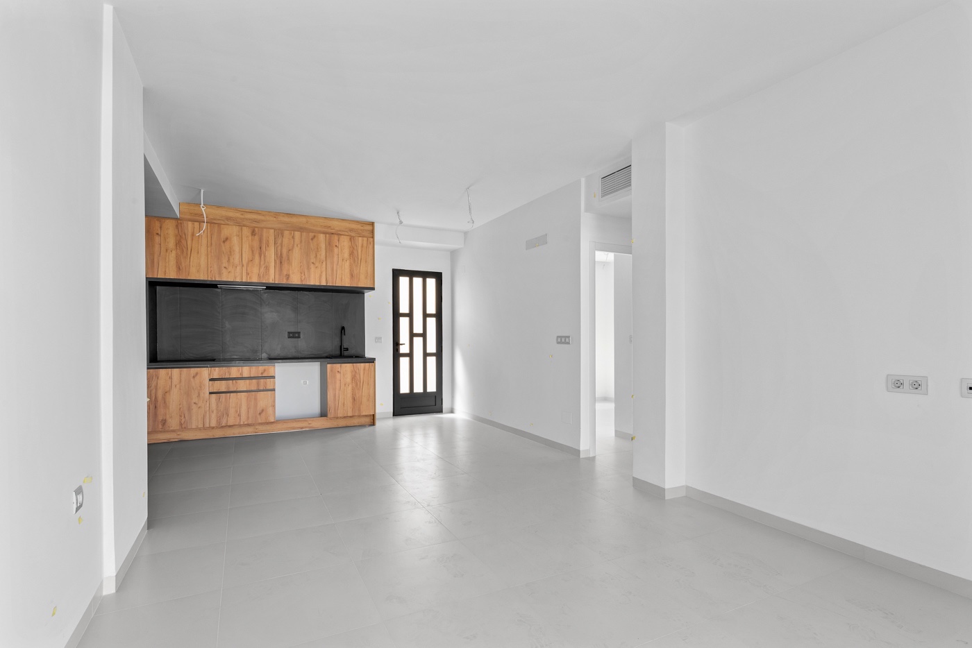 Come see this recently completed, practically brand-new ground-floor flat in the charming town of Sa