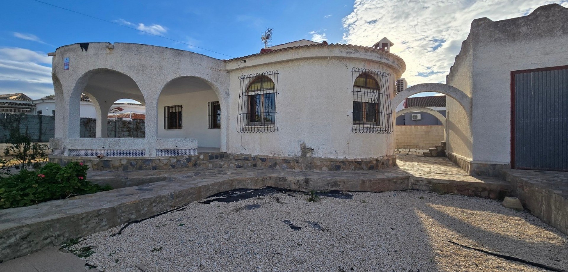 Set in the established residential area of El Chaparral, this detached villa offers a rare chance to