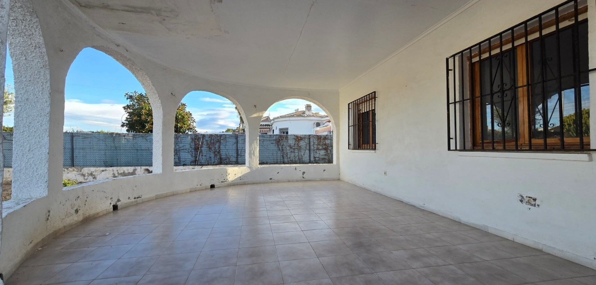 Set in the established residential area of El Chaparral, this detached villa offers a rare chance to