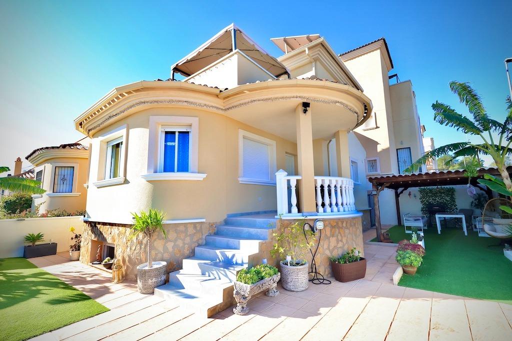 We present this magnificent independent corner villa, located in an exclusive residential area of Sa